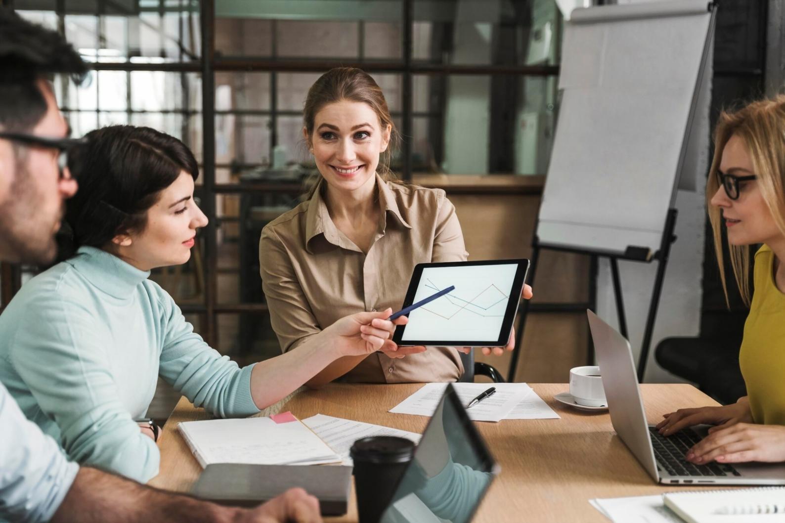 Profesionales analizando estrategias financieras en sesión de formación